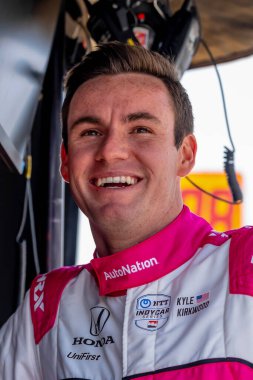 Jüpiter, Florida 'dan INDYCAR sürücüsü KYLE KIRKWOOD (27), Indianapolis, ABD' deki Indianapolis Motor Speedway 'de Indianapols 500 için antrenman yapmaya hazırlanıyor..  