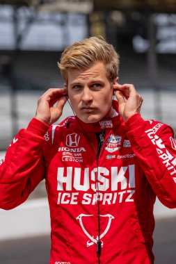 İsveç 'in Kumla kentinden INDYCAR sürücüsü MARCUS ERICSSON (8), Indianapolis' teki Indianapolis Motor Yarış Pisti 'nde Indianapols 500 için antrenman yapmaya hazırlanıyor..  