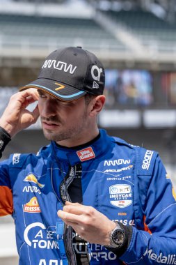 Nevada City, Kaliforniya 'dan INDYCAR sürücüsü ALEXANDER ROSSI (7), Indianapolis, ABD' deki Indianapolis Motor Yarış Pisti 'nde Indianapols 500 için antrenman yapmaya hazırlanıyor..  