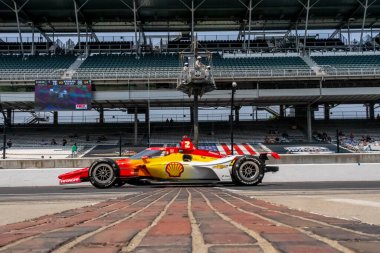 INDYCAR sürücüsü, Nashville, Tennessee 'den JOSEF NEWGARDEN (2), Indianapolis, IN, ABD' deki Indianapolis Motor Yarış Pisti 'nde Indianapols 500' ün antrenman oturumunda tuğla bahçesinden aşağıya iniyor..  