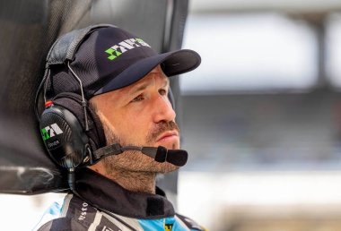 INDYCAR sürücüsü Arrecifes, Arjantin 'den AGUSTIN HUGO CANAPINO (R) (78), Indianapolis 500 için Indianapolis' teki Indianapolis Motor Yarış Pisti 'nde antrenman yapmaya hazırlanıyor..  