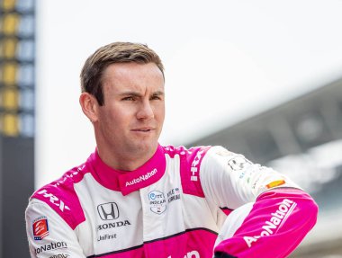 Jüpiter, Florida 'dan INDYCAR sürücüsü KYLE KIRKWOOD (27), Indianapolis' teki Indianapolis Motor Yarış Pisti 'nde Indianapolis 500 için pratik yapmaya hazırlanıyor..  