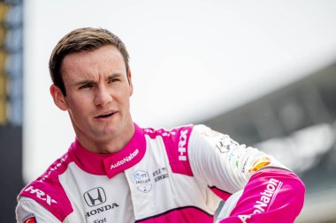 Jüpiter, Florida 'dan INDYCAR sürücüsü KYLE KIRKWOOD (27), Indianapolis' teki Indianapolis Motor Yarış Pisti 'nde Indianapolis 500 için pratik yapmaya hazırlanıyor..  