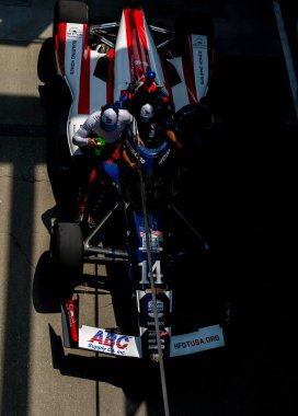 AJ Foyt Racing Chevrolet ekibi Indianapolis 'teki Indianapolis 500 pistindeki antrenmandan önce yarış arabalarını pit road' a doğru sürüyor..  