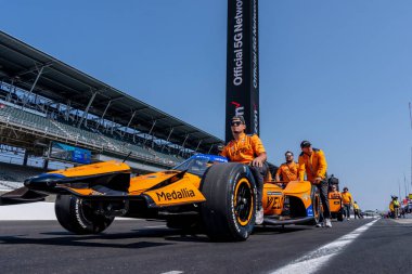 INDYCAR sürücüsü, Nevada City, California 'dan ALEXANDER ROSSI (7) ve onun Arrow McLaren Chevrolet takımı, Indianapolis 500' e Indianapolis, IN, ABD.  