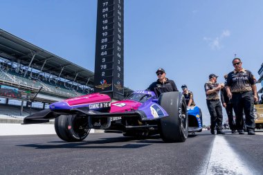 Noblesville, Indiana 'dan INDYCAR sürücüsü CONOR DALY (20) ve onun Ed Carpenter Chevrolet takımı Indianapolis 500' e Indianapolis, IN, ABD 'deki Indianapolis Motor Yarış Pisti' nde katılmaya hazırlanıyor..  