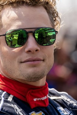 INDYCAR sürücüsü, Woodbury, Connecticut 'tan SANTINO FERRUCCI (14) ve onun AJ Foyt Racing Chevrolet takımı, Indianapolis' teki Indianapolis Motor Yarış Pisti 'ne katılmaya hazırlanıyor..  