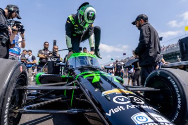 INDYCAR sürücüsü, Cambridge, Cambridgeshire, İngiltere 'den CALLUM ILOTT (77), ve onun Juncos Hollinger Chevrolet takımı, Indianapolis' teki Indianapolis 500 'e katılmaya hazır olun..  