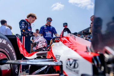 INDYCAR sürücüsü, Woodbury, Connecticut 'tan SANTINO FERRUCCI (14) ve onun AJ Foyt Racing Chevrolet takımı, Indianapolis' teki Indianapolis Motor Yarış Pisti 'ne katılmaya hazırlanıyor..  