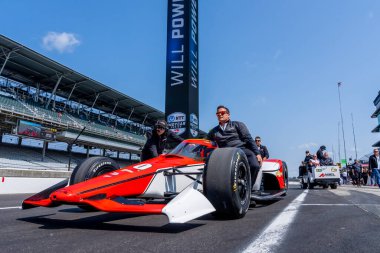 New Port Richey, Florida 'dan INDYCAR sürücüsü RC ENERSON (50) ve Abel Motorsports Chevrolet takımı Indianapolis 500 için Indianapolis, IN, ABD.  