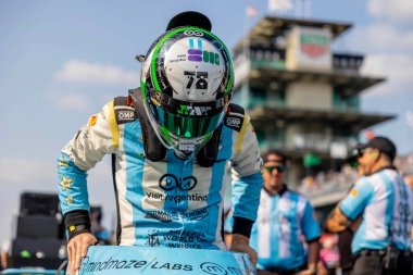INDYCAR sürücüsü, AGUSTIN HUGO CANAPINO (R) (78) Arrecifes, Arjantin ve Juncos Hollinger Chevrolet takımı Indianapolis 'teki Indianapolis 500' e katılmaya hazırlanıyor..  