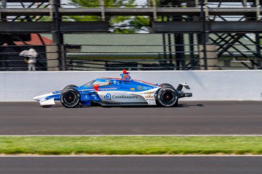 INDYCAR sürücüsü, Sheffield, İngiltere 'den STEFAN WILSON (24), Indianapolis, IN, ABD' deki Indianapolis Motor Yarış Pisti 'nde Indianapolis 500 için yapılan bir çalışma sırasında virajlardan geçer..  