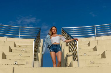 Muhteşem sarışın bir model büyük bir şehirde güzel havanın tadını çıkarıyor.