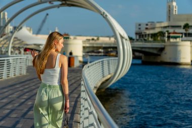 Muhteşem sarışın bir model büyük bir şehirde güzel havanın tadını çıkarıyor.