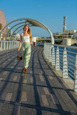 Muhteşem sarışın bir model büyük bir şehirde güzel havanın tadını çıkarıyor.