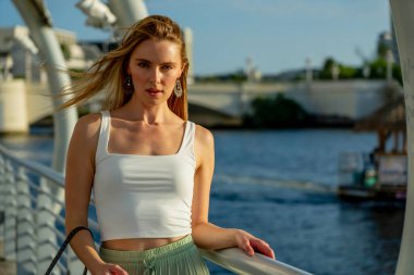 Muhteşem sarışın bir model büyük bir şehirde güzel havanın tadını çıkarıyor.