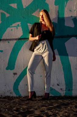 Muhteşem sarışın bir model büyük bir şehirde güzel havanın tadını çıkarıyor.