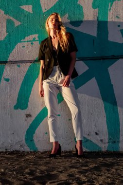 Muhteşem sarışın bir model büyük bir şehirde güzel havanın tadını çıkarıyor.