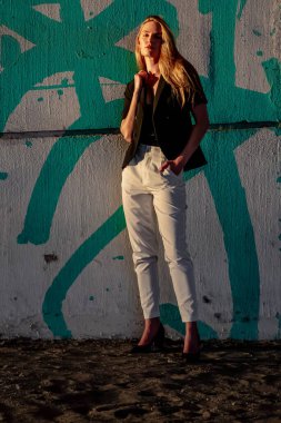 Muhteşem sarışın bir model büyük bir şehirde güzel havanın tadını çıkarıyor.