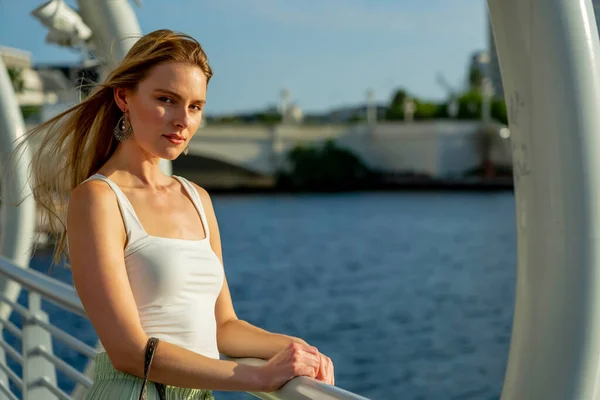 stock image A gorgeous blonde model enjoys the beautiful weather in a major city