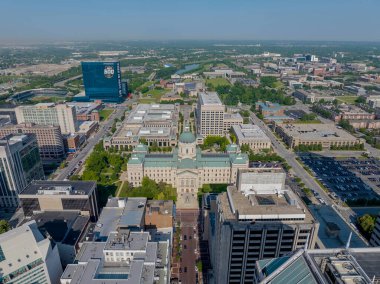 Indianapolis, Indiana 'daki Indiana Statehouse' un hava görüntüsü. 1888 'de inşa edilen bina, eyalet hükümetini barındıran beşinci binadır..