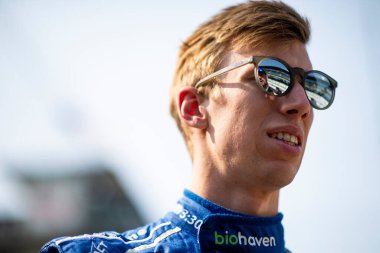 Payette 'den STING RAY ROBB (R) (51), Indianapolis 500' deki Speedway IN 'deki Indianapolis Motor Speedway' de yapılan çalışmanın ardından çukur yolu hakkında bilgi.