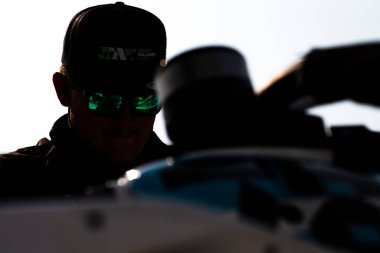 Juncos-Hollinger Yarış Ekibi, Indianapolis 500 'deki yarış pisti IN' deki yarış pistindeki antrenman oturumunda pit yolundaki araba üzerinde çalışıyor..