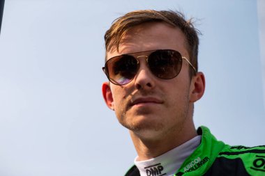 Cambridge, Cambridgeshire 'den CALLUM ILOTT (77), Indianapolis 500' ün Speedway in Speedway IN 'deki antrenman oturumu sırasında yol kenarındaki Englandsuit' ler.