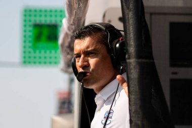 Juncos-Hollinger Racing 'in ortağı Ricardo Juncos, Indianapolis 500' deki Speedway in Speedway 'deki Indianapolis Motor Speedway antrenmanı sırasında Arrecifes' in AGUSTIN HUGO CANAPINO (R) (78) yarışını izliyor..