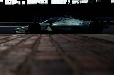 Arrecifes, Arrecifes 'den AGUSTIN HUGO CANAPINO (R) (78), Indianapolis 500' deki Speedway IN 'deki antrenman oturumunda Arjantin pit yolunda ilerliyor..