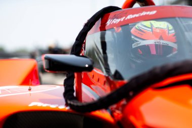 Kopenhag, Danimarka 'dan BENJAMIN PEDERSEN (R) (55), Indianapolis 500' deki Speedway IN 'deki antrenman oturumunda pit yolunda arabalarında oturuyor..