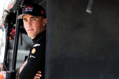 Kopenhag, Danimarka 'dan BENJAMIN PEDERSEN (R) (55), Indianapolis Yarış Pisti IN' deki Indianapolis 500 antrenman oturumunda pit yolundaki zamanlamadan izliyor.