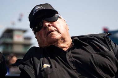 AJ Foyt, Indianapolis Yarış Pisti 'ndeki Indianapolis 500 elemeleri sırasında zamanlama pilonunu izliyor..