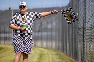 Taraftarlar Indianapolis 500 yarışını Indianapolis, IN, ABD 'deki Indianapolis Motor Yarış Pisti' nde izliyorlar..