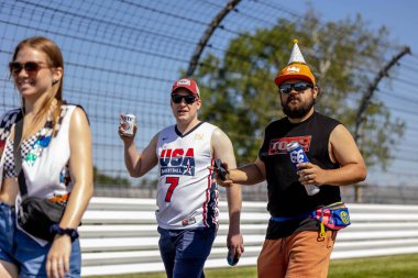 Taraftarlar Indianapolis 500 yarışını Indianapolis, IN, ABD 'deki Indianapolis Motor Yarış Pisti' nde izliyorlar..