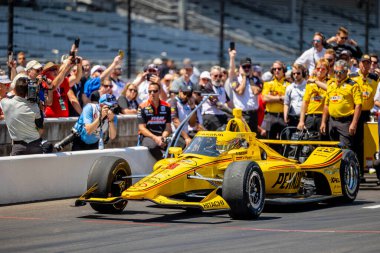 INDYCAR sürücüsü, Christchurch, Yeni Zelandalı SCOTT MCLAUGHLIN (3), Indianapolis, ABD 'deki Indianapolis Motor Pisti' ndeki Pit Stop Yarışması sırasında Penske Chevrolet takımını pit stop için getirdi..  