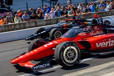 Toowoomba, Avustralya 'dan Will PowER (12) sürücüsü, Indianapolis, IN, ABD' deki Indianapolis Motor Yarış Pisti 'nde Pit Stop müsabakası sırasında Penske Chevrolet arabasını pit stop için getiriyor..  