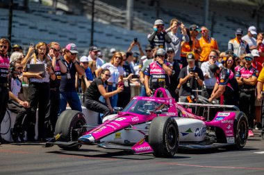 INDYCAR sürücüsü, Sao Paulo, Brezilya 'dan HELIO CASTRONEVES (06), Indianapolis, IN, ABD' deki Indianapolis Motor Pisti 'nde oynanan Pit Stop Yarışması sırasında Meyer Shank Racing Honda arabasını pit stop için getirdi..  