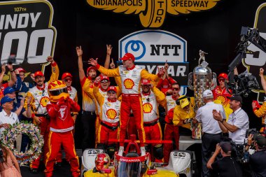 Nashville, Tennessee 'den JOSEF NEWGARDEN (2), Indianapolis Motor Yarış Pisti' nde Indianapolis 500 'ü kazandı..  