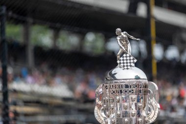 Indianapolis Motor Yarış Pisti Indianapolis 'te Indianapolis 500' e ev sahipliği yaparken, Borg Warner Kupası Pagoda 'nın önünde duruyor..