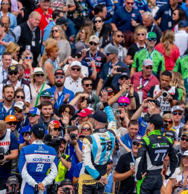 INDYCAR sürücüsü, AGUSTIN HUGO CANAPINO (R) (78) (Arrecifes, Arjantin), Indianapolis 500 için Indianapolis, IN, ABD 'deki Indianapolis Motor Yarışı' nda yarışmadan önce taraftarlara el sallıyor..  