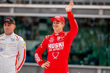 İsveç 'in Kumla kentinden INDYCAR sürücüsü MARCUS ERICSSON (8), Indianapolis 500 için Indianapolis Motor Speedway' de yarışmadan önce taraftarlara el sallıyor..  