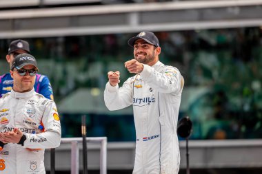 Hollanda 'nın Hoofddorp kentinden INDYCAR sürücüsü RINUS VEEthe 21, Indianapolis 500 için Indianapolis, IN, ABD' deki Indianapolis Motor Speedway 'de yarışmadan önce taraftarlara el sallıyor..  