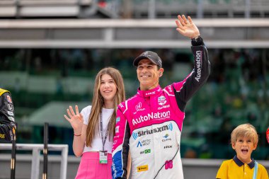 Sao Paulo, Brezilya 'dan INDYCAR sürücüsü HELIO CASTRONEVES (06), Indianapolis 500 için Indianapolis, IN, ABD' deki Indianapolis Motor Speedway 'de yarışmadan önce taraftarlara el sallıyor..  