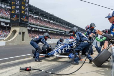 INDYCAR sürücüsü, SANTINO FERRUCCI (14), Indianapolis, IN, ABD 'deki Indianapolis Motor Yarış Pisti' ndeki Indianapolis 500 sırasında AJ Foyt Racing Chevrolet 'sini hizmete sunar..  