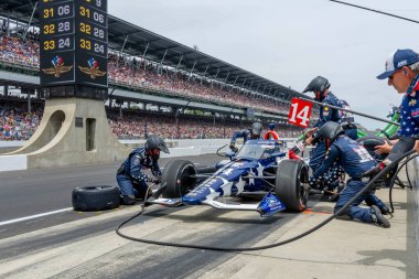 INDYCAR sürücüsü, SANTINO FERRUCCI (14), Indianapolis, IN, ABD 'deki Indianapolis Motor Yarış Pisti' ndeki Indianapolis 500 sırasında AJ Foyt Racing Chevrolet 'sini hizmete sunar..  