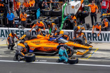 INDYCAR sürücüsü, Nevada City, California 'dan ALEXANDER ROSSI (7), Indianapolis, IN, ABD' deki Indianapolis Motor Yarış Pisti sırasında Arrow McLaren Chevrolet 'sini hizmete sunar..  