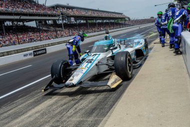INDYCAR sürücüsü, AGUSTIN HUGO CANAPINO (R) (78) Arrecifes, Arjantin, Indianapolis, ABD 'deki Indianapolis Motor Yarış Pisti sırasında Juncos Hollinger Chevrolet' sini hizmete sunar..  