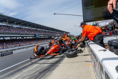 INDYCAR sürücüsü, Kopenhag, Danimarka 'dan BENJAMIN PEDERSEN (R) (55), Indianapolis, ABD' deki Indianapolis Motor Speedway 'de AJ Foyt Racing Chevrolet' ini hizmete sunar..  