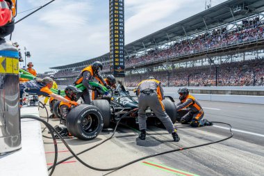 INDYCAR sürücüsü, PATO OWARD (5) Monterey, Meksika, Indianapolis, IN, ABD 'deki Indianapolis Motor Yarış Pisti' nde Arrow McLaren Chevrolet 'sini hizmete sunar..  